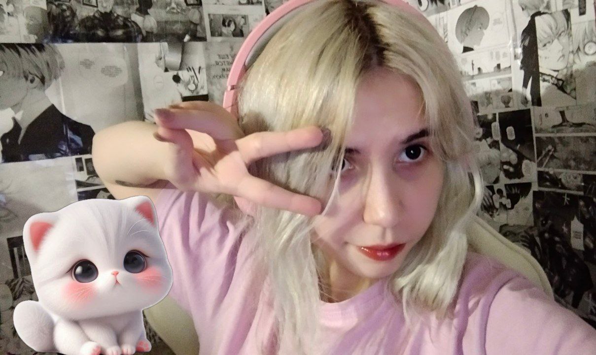 Стримерша Ваумяу в розовой футболке